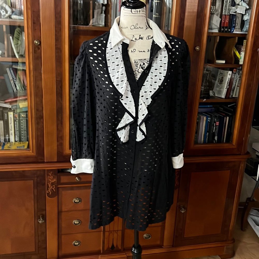 Moscino Tunic Dress Top . Eyelet. Black/ white. Sz Medium. Pre loved